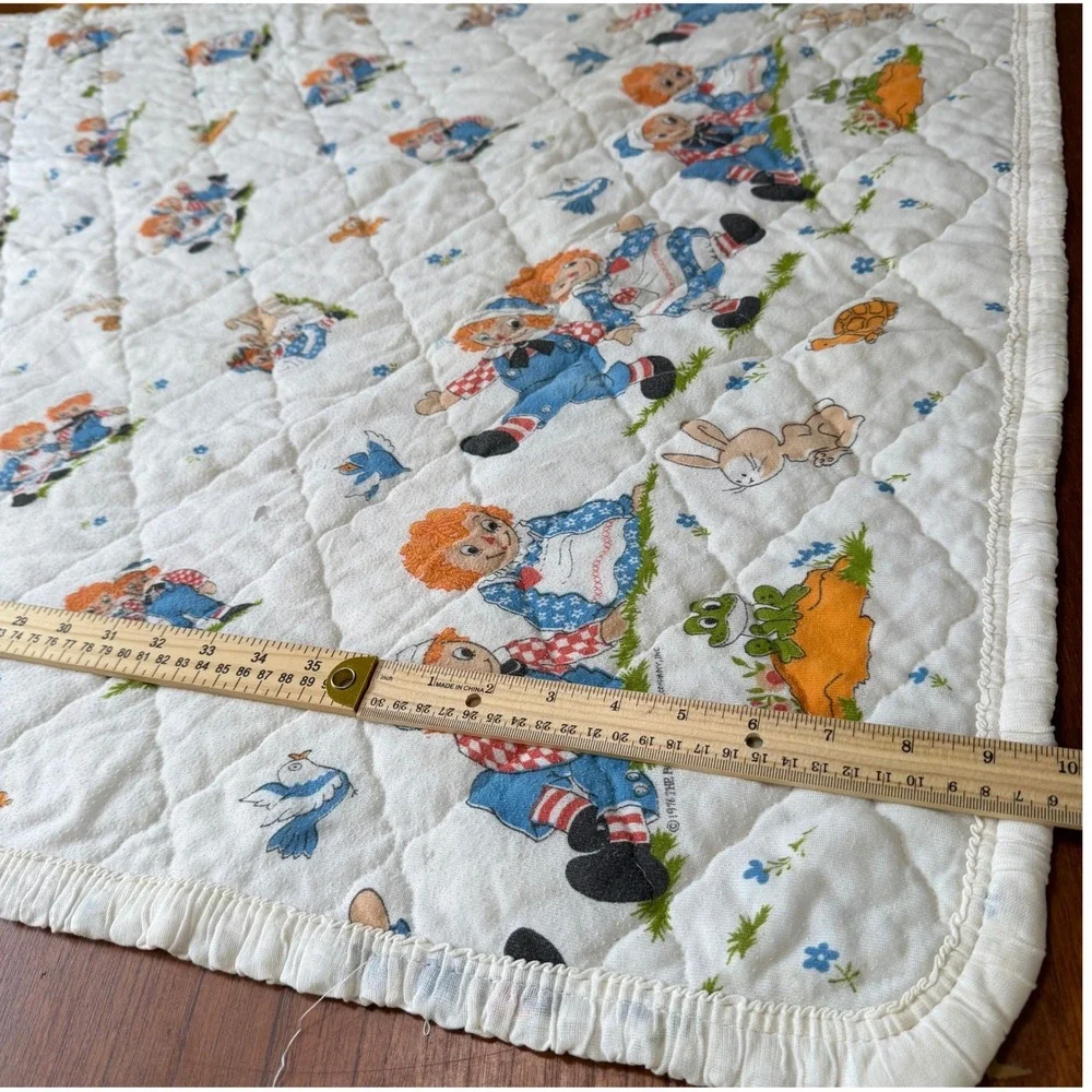 Vintage 1976 Raggedy Ann & Andy Quilted Baby Blanket Ruffle Trim 32 x 45 Nursery